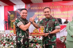 Kunker Perdana, Danrem 121/Abw Dan Ketua Persit KCK Koorcab Rem 121 Berikan Pengarahan Kepada Prajurit Dan Persit Kodim Ketapang.