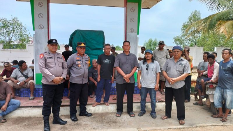 Polsek Matan Hilir Selatan Pantau Distribusi BBM di SPBN Desa Pesaguan Kiri Dan ajak Elemen masyarakat tidak terprovokasi dengan informasi atau berita yang belum tentu faktanya.