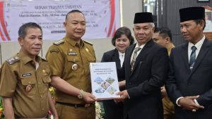 Prosesi serah terima jabatan Bupati dan Wakil Bupati Ketapang merupakan momen yang penuh makna dan simbolis bagi masyarakat dan pemerintahan daerah.