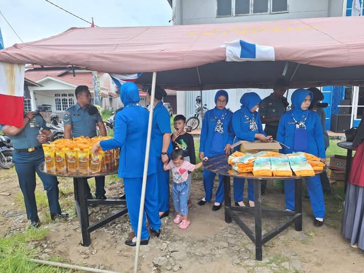 Bazar Murah Ramadhan TNI Tahun 2025 Lanal Ketapang Menjadi Primadona Masyarakat Kota Ketapang