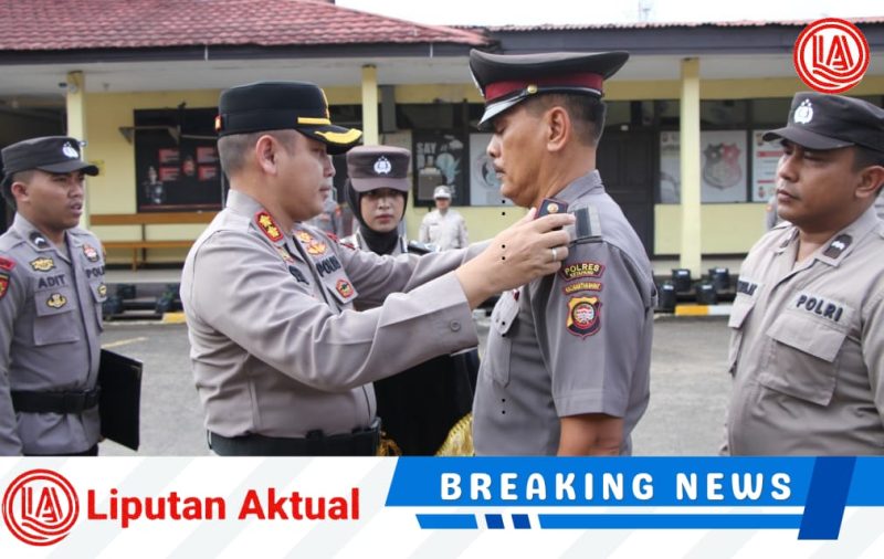Kapolres Ketapang Pimpin Upacara Kenaikan Pangkat Pengabdian Aiptu Sunarko