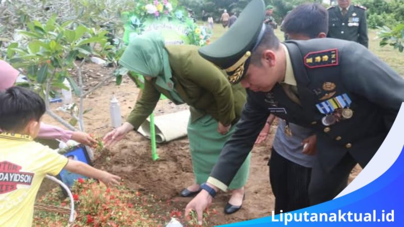 Komandan Kodim 1203/Ketapang Letkol Czi Agus Ikwanto,S.E.,M.Han memimpin upacara militer pemakaman almarhum Sertu Arbuansyah