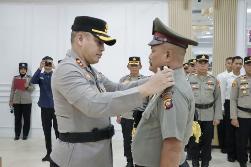 Kapolres Ketapang Pimpin Upacara Kenaikan Pangkat Pengabdian IPDA Suharsoyo