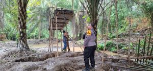 Bersama Aparat Desa Setempat, Polsek Nanga Tayap Lakukan Himbauan Dan Penertiban Pertambangan Ilegal (PETI)