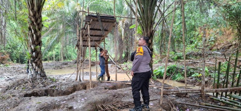 Bersama Aparat Desa Setempat, Polsek Nanga Tayap Lakukan Himbauan Dan Penertiban Pertambangan Ilegal (PETI)