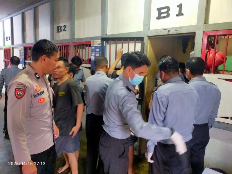 Personel Polsek Delta Pawan Bersama Lapas Kelas IIB Ketapang Laksanakan Penggeledahan di Kamar Hunian Warga Binaan