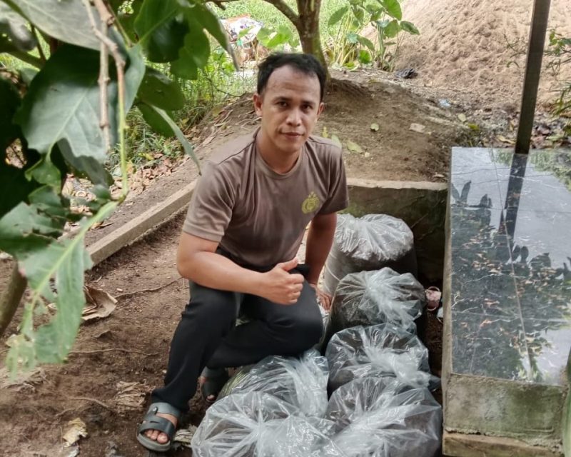 Dukung Ketahanan Pangan, Bhabinkamtibmas Polsek Delta Pawan Inovasi Pembuatan Pupuk Kandang Alami dari Kotoran Ayam Kampung