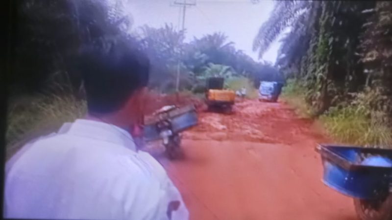 Desa Karya Mukti Bersatu Perbaiki Jalan Rusak Akibat Hujan Tinggi