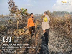 Polsek Muara Pawan Padamkan Kebakaran Lahan di Desa Tempurukan Kec. Muara Pawan Kab. Ketapang. May 05, 2025