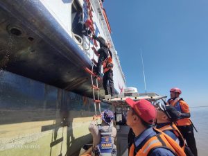 Sat Polairud Polres Ketapang Bantu Evakuasi Penumpang Kapal Dharma Ferry II yang Kandas di Muara Sungai Pawan