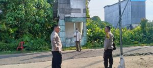 Menjelang Pilkades, Bhabinkamtibmas Polsek Muara Pawan Sambangi Tokoh Masyarakat untuk Jaga Kamtibmas