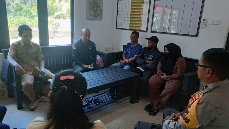 Bhabinkamtibmas Polsek Muara Pawan Fasilitasi Penyelesaian Permasalahan Warga Desa Sungai Awan Kiri Secara Kekeluargaan