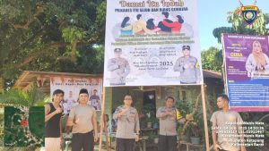 BHABINKAMTIBMAS POLSEK MANIS MATA PASANG SPANDUK PILKADES DAMAI DI DESA RATU ELOK