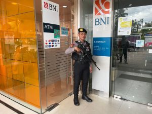 Personel Sat Samapta Laksanakan Pengamanan Objek Vital di Bank Negara Indonesia ( BNI ) Ketapang