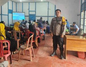 Bhabinkamtibmas Polsek Sandai Hadiri Sosialisasi dan Penyampaian Nilai Appraisal Kompensasi ROW SUTT di Desa Muara Jekak