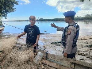 Berikan Rasa Aman Kepada Pengunjung, Personel Sat Polairud Polres Ketapang Laksanakan Pengamanan di Pantai Pecal