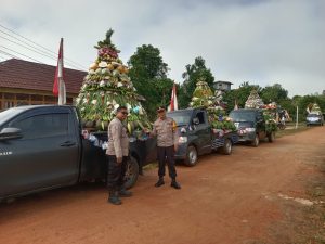 Kapolsek Jelai Hulu Pimpin Pengamanan dan Pengawalan Pawai Budaya Gerebek Suro Sedekah Bumi 2025