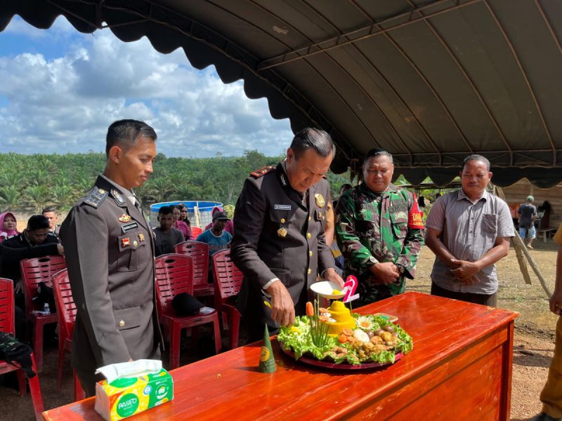 Syukuran HUT Bhayangkara ke-79 Polsek Marau Digelar di Tengah Lahan Jagung Kelompok Tani Upas Makmur