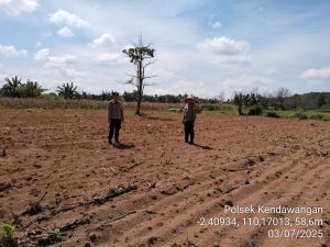 Kapolsek Kendawangan Tinjau Lahan Persiapan Tanam Serentak di Kelompok Tani Maju Selaras