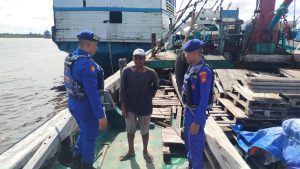 Personel Sat Polairud Polres Ketapang Berikan Imbauan Keselamatan kepada Crew Kapal Kapuas Abadi I