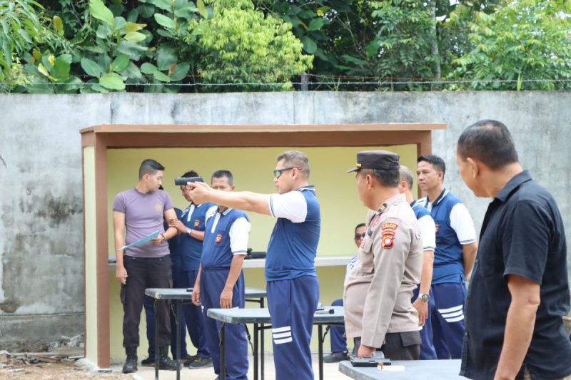 Kapolres Pimpin Olahraga dan Latihan Menembak Bersama Personel Polres Ketapang