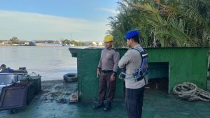 Personel Sat Polairud Polres Ketapang Laksanakan Sambang ke Kapal yang Lego Jangkar di Sungai Pawan