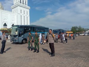 Kanit Patroli Sat Samapta Polres Ketapang Laksanakan Pengamanan Kedatangan 234 Jamaah Haji Asal Ketapang