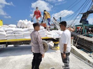 Personel Polsek Kawasan Pelabuhan Sukabangun Himbau Masyarakat dan Buruh Jaga Kamtibmas