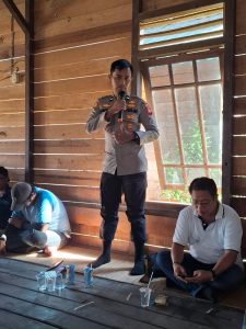 Kapolsubsektor Air Upas Hadiri Rapat Sosialisasi Pengaspalan Jalan Provinsi di Dusun Air Tebadak