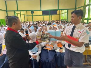 Kasat Narkoba Polres Ketapang Beri Penyuluhan Bahaya Narkoba kepada Siswa SMAN 3 Ketapang dalam Rangka MPLS