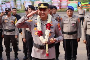 Masuk Ke Markas Komando Polres Ketapang Untuk Pertama Kali, AKBP Muhammad Harris Disambut Dengan Tradisi Adat Budaya Ketapang Dan Tepung Tawar