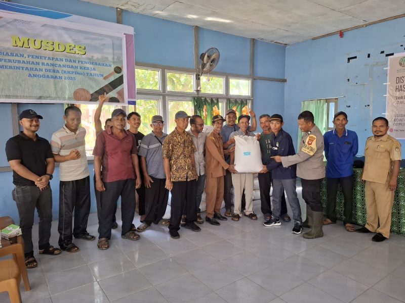 Plt. Kapolsek Matan Hilir Selatan Hadiri Kegiatan Penyaluran Benih Padi Unggul Bersertifikasi di Desa Sungai Besar