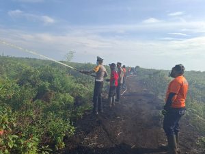 Polres Ketapang Gencar Pemantauan Dan Pemadaman Titik Api Di Desa Sungai Besar