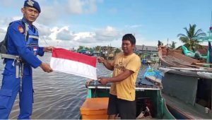 Menjelang HUT Kemerdekaan RI, Satpol Airud Polres Ketapang Bagikan Bendera Merah Putih kepada Warga Pesisir
