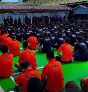 Pengarahan Warga Binaan Lapas Ketapang, pentingnya kedisiplinan dan kerja sama dalam menciptakan suasana yang harmonis di lingkungan Lapas