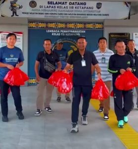 Berbagi Kepedulian: Lapas Ketapang Bantu Keluarga Warga Binaan dan Masyarakat Sekitar