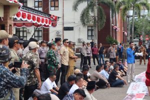 Aliansi Mahasiswa Berunjuk Rasa di Kantor DPRD, Polres Ketapang Berikan Pengamanan Humanis