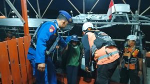 Respon Cepat, Sat Polairud Polres Ketapang dan Basarnas Evakuasi Nelayan Trouble Mesin di Perairan Laut Muara Pawan