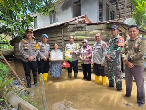 Peduli Korban Banjir, Kapolsek Manis Mata Tinjau Langsung Kondisi Debit Air dan Salurkan Bantuan di Desa Ratu Elok