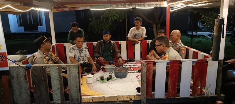 Kapolsek Muara Pawan Pimpin Patroli Blue Light, Sambang Pos Kamling di Desa Sungai Awan Kanan