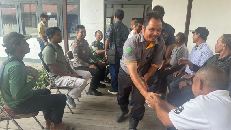 Kapolsek Nanga Tayap Laksanakan Silaturahmi Kamtibmas Bersama Perangkat Desa Lembah Hijau