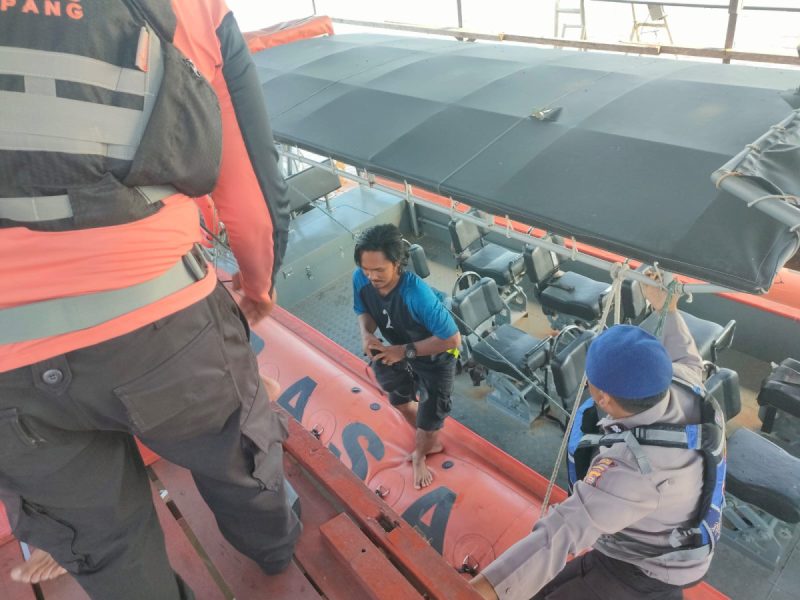 Satpolairud dan Basarnas Laksanakan Evakuasi ABK Kapal yang Dilaporkan Tenggelam di Perairan Muara Laut Ketapang